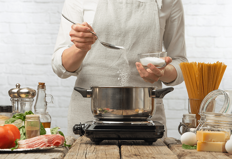 Sel versé dans une casserole